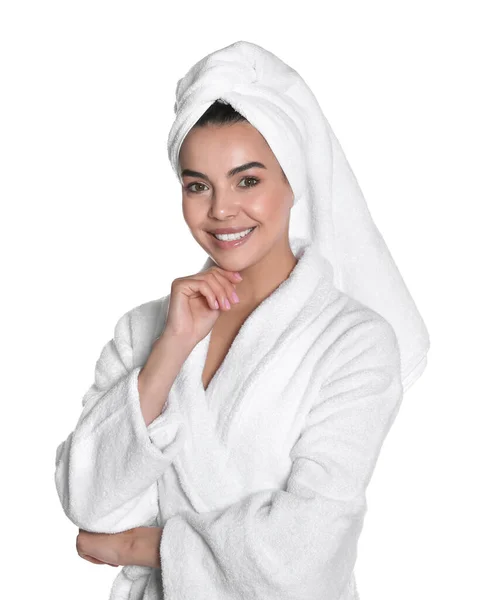 白い背景にバスローブとタオルを頭の上に身に着けている美しい若い女性 — ストック写真