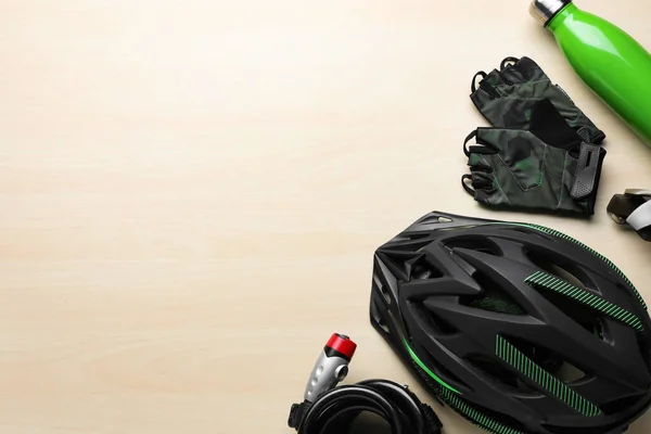 Composición Plana Con Diferentes Accesorios Ciclismo Sobre Fondo Madera Espacio — Foto de Stock