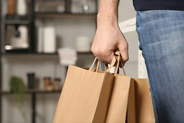 Homme Avec Des Sacs Papier Intérieur Gros Plan Espace Pour — Photo