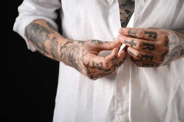 Jovem Com Tatuagens Corpo Contra Fundo Preto Close — Fotografia de Stock