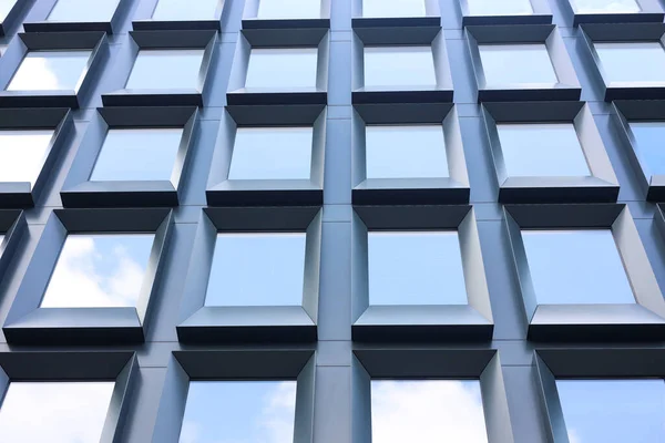 Modern Épület Ólmozott Ablakokkal Alacsony Látószögű Kilátással — Stock Fotó