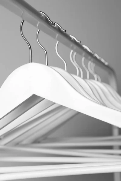 Beyaz Elbiseler Metal Parmaklıklara Asılıyor Arka Plan Hafif Yakın Plan — Stok fotoğraf