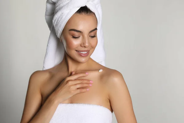 Beautiful Young Woman Towels Applying Cream Shoulder Light Background — Stock Photo, Image