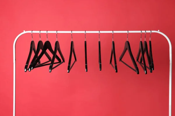 Black Clothes Hangers Metal Rack Color Background — Stock Photo, Image