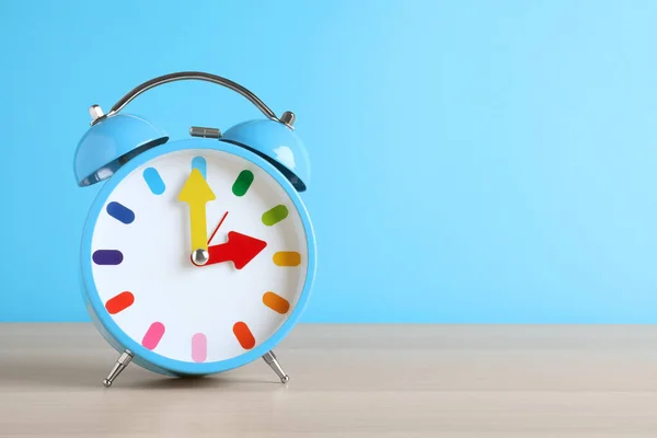 Reloj Despertador Sobre Mesa Madera Blanca Sobre Fondo Azul Claro — Foto de Stock