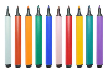 Beyaz arkaplanda parlak çok renkli kalemlerle ayarla