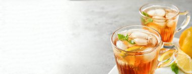 Işık masasında serinletici buzlu çay bardakları, mesaj için yer. Pankart tasarımı