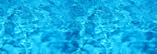 背景としてスイミングプールで青い水のテクスチャ バナーデザイン — ストック写真