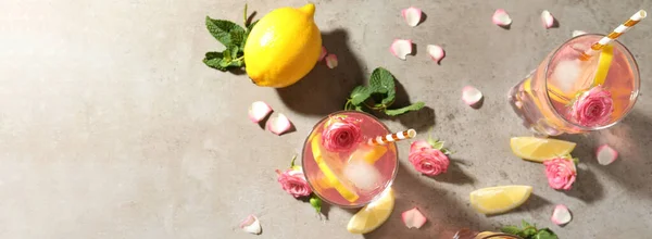 Смачний Освіжаючий Напій Трояндовими Квітами Шматочками Лимона Світло Сірому Столі — стокове фото