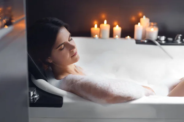 Hermosa Mujer Tomando Baño Burbujas Ambiente Romántico —  Fotos de Stock