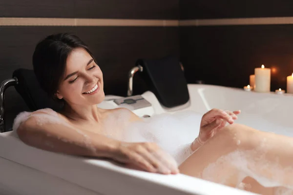 Mulher Bonita Feliz Tomando Banho Espuma Ambiente Romântico — Fotografia de Stock