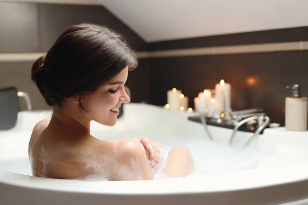 Feliz Hermosa Mujer Tomando Baño Burbujas Ambiente Romántico —  Fotos de Stock