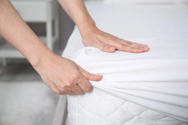 Mulher Colocando Lençol Branco Sobre Colchão Cama Dentro Casa Close — Fotografia de Stock