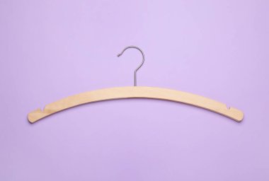 Leylak arkaplanda boş askı, üst görünümde