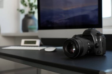 Profesyonel kamera ve bilgisayar fotoğraf stüdyosunda, mesaj için yer var. İç tasarım