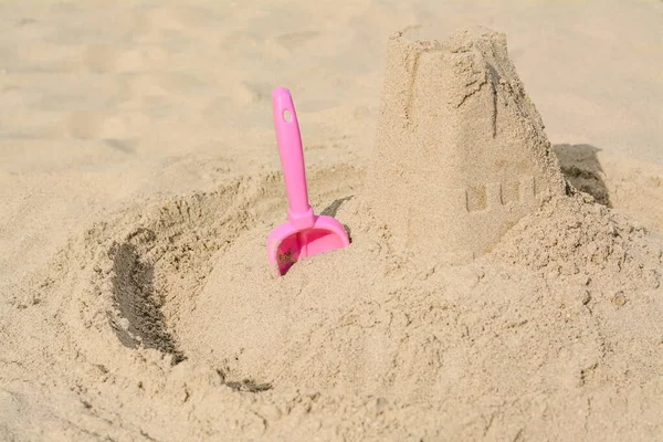 Όμορφη Άμμο Κάστρο Και Πλαστικό Παιχνίδι Στην Παραλία — Φωτογραφία Αρχείου