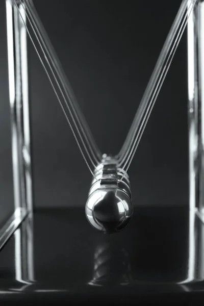 Клинок Ньютона Темному Фоні Зчеплення Фізичний Закон Енергозбереження — стокове фото
