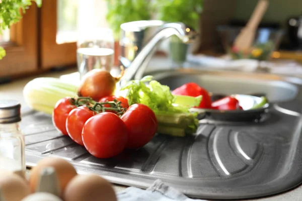 Tomates Frescos Aipo Cebola Perto Pia Cozinha — Fotografia de Stock