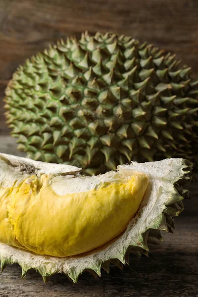 Świeże Dojrzałe Owoce Duriana Drewnianym Stole Zbliżenie — Zdjęcie stockowe