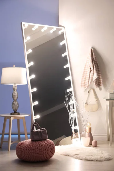 Gran Espejo Con Bombillas Puf Punto Una Habitación Elegante Diseño —  Fotos de Stock