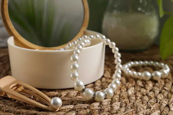 Stylish Jewelry Pearls Box Wicker Mat Closeup — Foto Stock