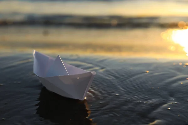 Witte Papieren Boot Ondiep Zeewater Bij Zonsondergang Ruimte Voor Tekst — Stockfoto