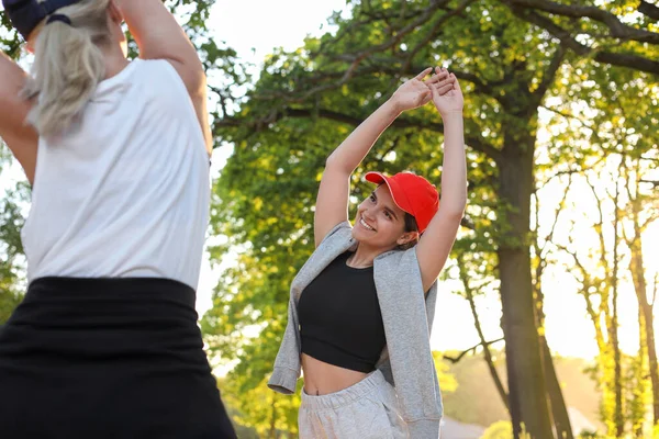 Mujeres Haciendo Ejercicio Matutino Parque Día Soleado — Foto de Stock