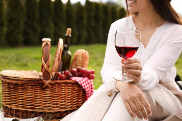 Mujer Con Copa Vino Haciendo Picnic Parque Primer Plano — Foto de Stock