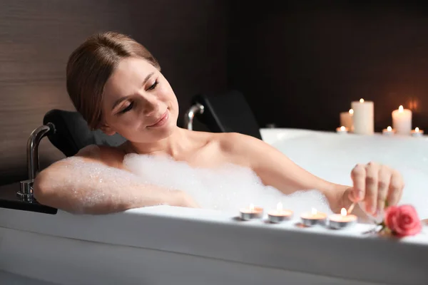 Mulher Bonita Acendendo Velas Enquanto Toma Banho Espuma Ambiente Romântico — Fotografia de Stock