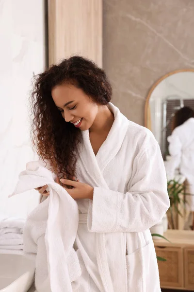 Прекрасна Афро Американська Жінка Висушує Волосся Рушником Ванній Кімнаті — стокове фото