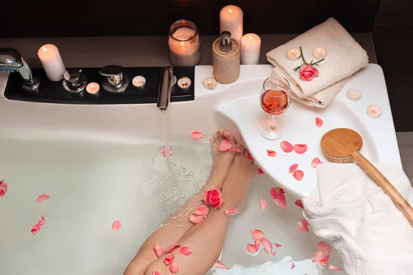 女性のバラの花びらで 上記のビューで風呂に入る ロマンチックな雰囲気 — ストック写真