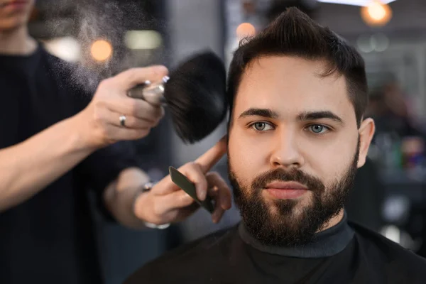 Cabeleireiro Profissional Trabalhando Com Cliente Barbearia — Fotografia de Stock