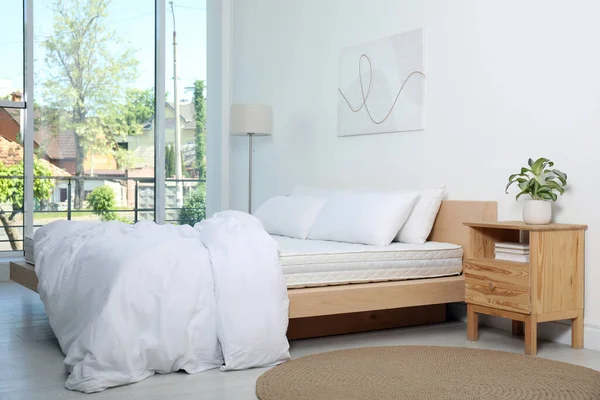 有柔软的白色床垫 毛毯和枕头的木制床 舒适的室内 — 图库照片