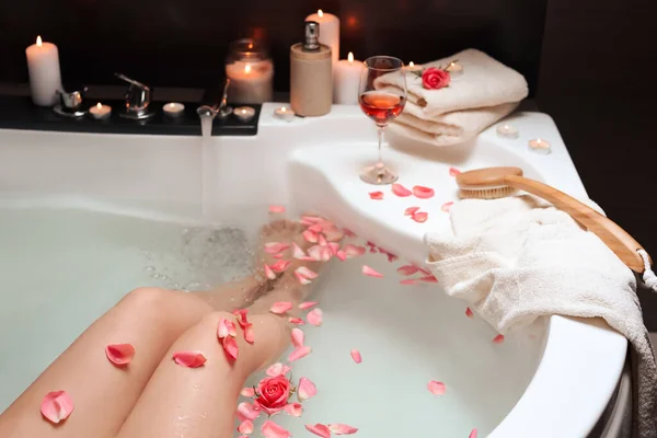 Mujer Tomando Baño Con Pétalos Rosa Primer Plano Ambiente Romántico —  Fotos de Stock