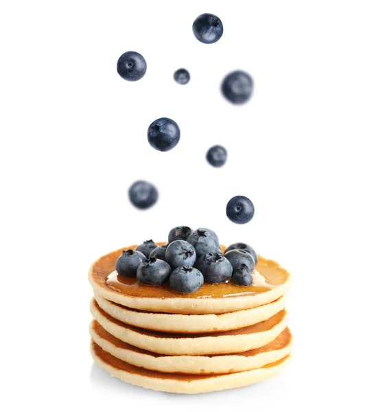 Blueberry Segar Jatuh Pancake Ditumpuk Dengan Latar Belakang Putih — Stok Foto