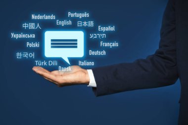 Koyu mavi arkaplanda farklı dillerin çevirmeni ve isimleri, yakın plan