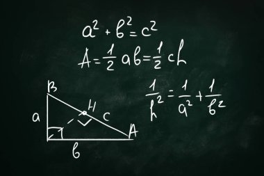Temel üçgen alan formülleri ve karatahta yazılı Pisagor teoremi