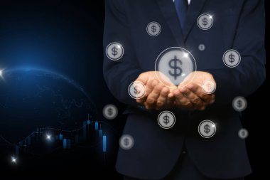 Koyu arka planda sanal dolar işareti gösteren adam, yakın plan