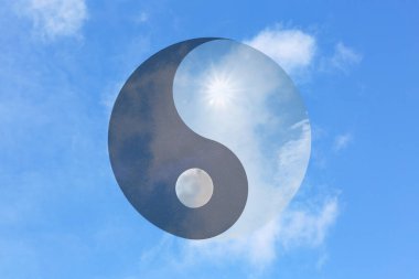 Mavi gökyüzüne karşı Ying Yang sembolü. Feng Shui felsefesi