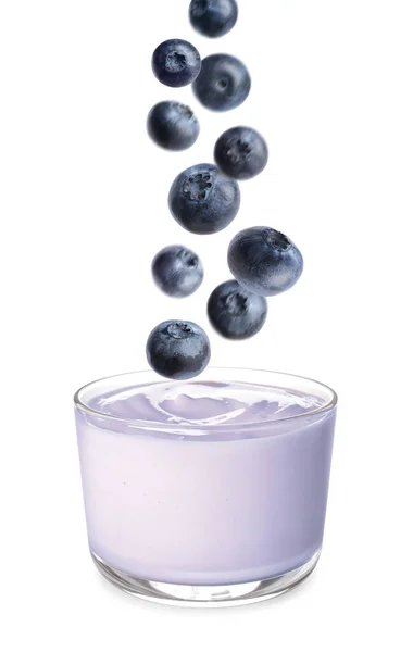 Många Färska Blåbär Faller Glasskål Yoghurt Vit Bakgrund — Stockfoto