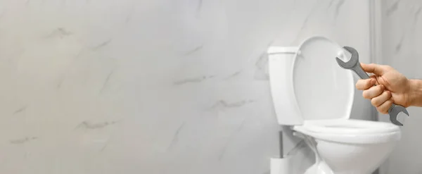 Professionelle Klempner Halten Schraubenschlüssel Der Nähe Toilettenschüssel Badezimmer Nahaufnahme Mit — Stockfoto