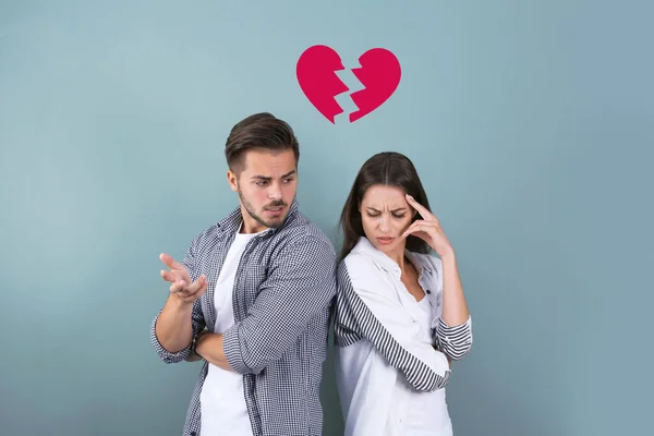 Casal Jovem Perturbado Ilustração Coração Partido Fundo Cor Problemas Relacionamento — Fotografia de Stock