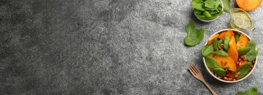 Gri masada servis edilen nefis hurma salatası, mesaj için boşluk bırakılmış. Pankart tasarımı