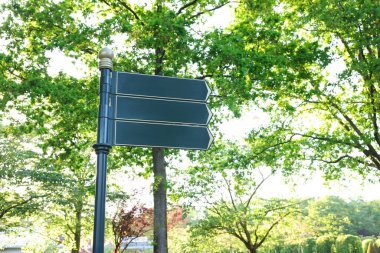 Güneşli bir günde park rehberi açık hava tabelası