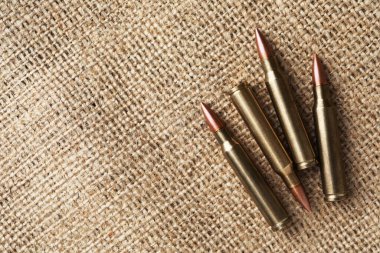 Çuval bezinde bir sürü pirinç mermi var. Metin için boşluk