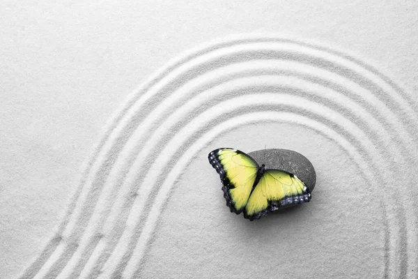 Schöner Schmetterling Und Stein Auf Weißem Sand Mit Muster Draufsicht — Stockfoto