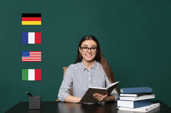 Porträt Eines Fremdsprachenlehrers Holztisch Und Verschiedene Flaggen Grüne Kreidetafel — Stockfoto