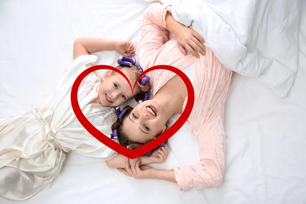 Ілюстрація Червоного Серця Щаслива Мати Дочкою Керманичами Лежачи Ліжку Вид — стокове фото