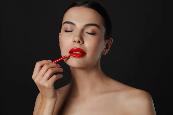 Mujer Joven Bonita Con Hermoso Lápiz Labial Rojo Sobre Fondo —  Fotos de Stock