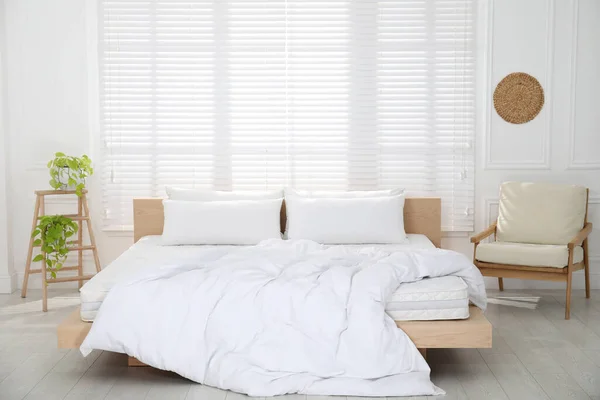 有柔软的白色床垫 毛毯和枕头的木制床 舒适的室内 — 图库照片